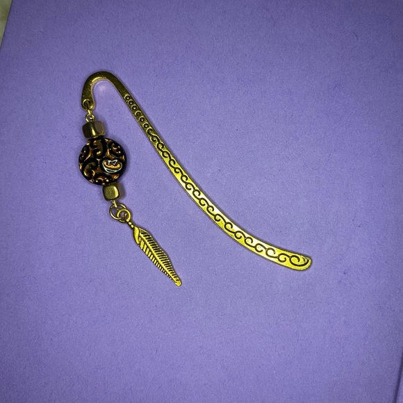 Handmade metal hook bookmark - Picture 2 of 3